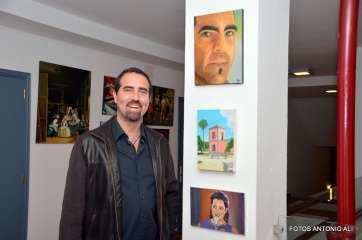 Uno de los alumnos del Gimnasio de Pintores que expone en la muestra colectiva (Foto Antonio Alí)