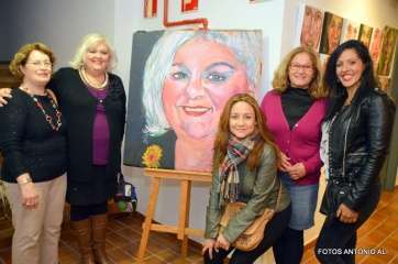 Asistentes a la inauguración junto a uno de los cuadros de la exposición (Foto TA)