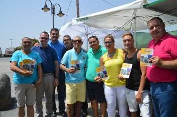 Miembros del Patronato de Fiestas y concejales, con el programa festivo de este año (Foto TA)