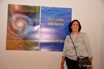 La pintora en la exposición inaugurada anoche en Telde (Foto TA)