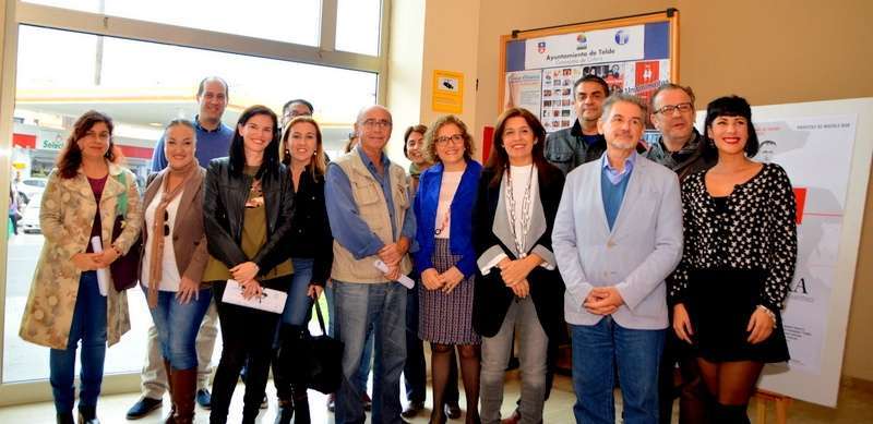 La alcaldesa, el consejero y la concejala posan junto a varios artistas y productores (Foto Antonio Alí)