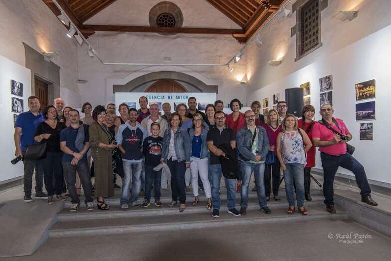 Fotógrafos participantes en la exposición (Foto Raúl Patón)