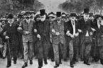 Pérez Galdós en una manifestaciones con otros intelectuales de la época )Foto Multimedia).