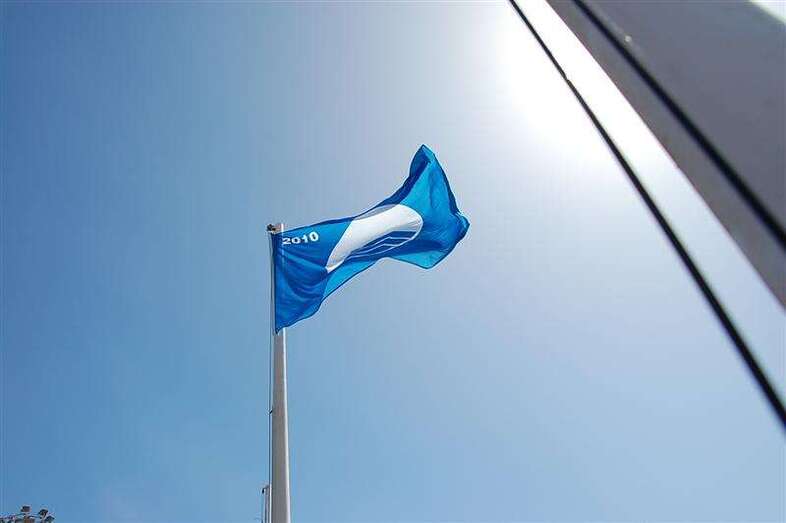 Bandera azul en una playa de Telde (Foto TA)