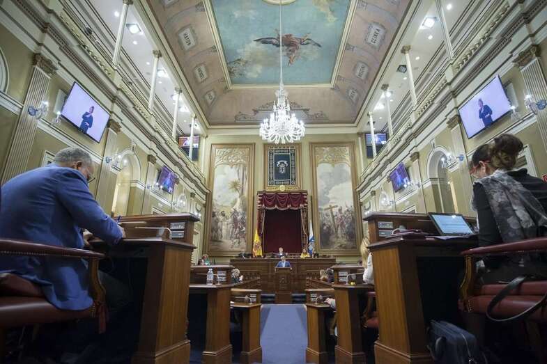 Imagen de archivo de una sesión plenaria en el Parlamento de Canarias (Foto TA)