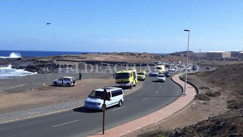 Imagen de archivo del operativo de rescate de un ahogado que falleció en enero de 2018 en la costa de Jinámar (Foto TA)