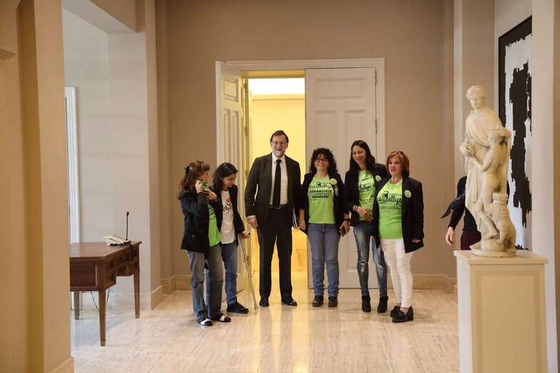 El presidente Mariano Rajoy, en Moncloa con una representación de las kellys (Foto TA)