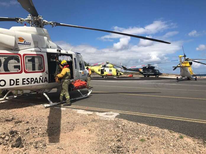 Imagen de varios helicópteros durante un operativo de extinción de un incendio forestal (Foto TA)