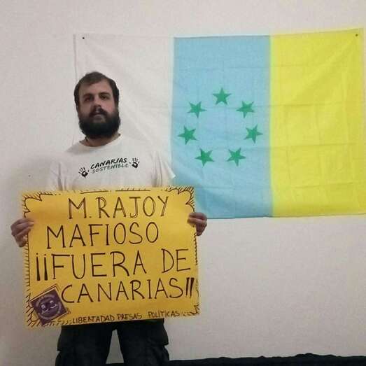 Roberto Mesa, mostrando una pancarta contra Mariano Rajoy (Foto TA)