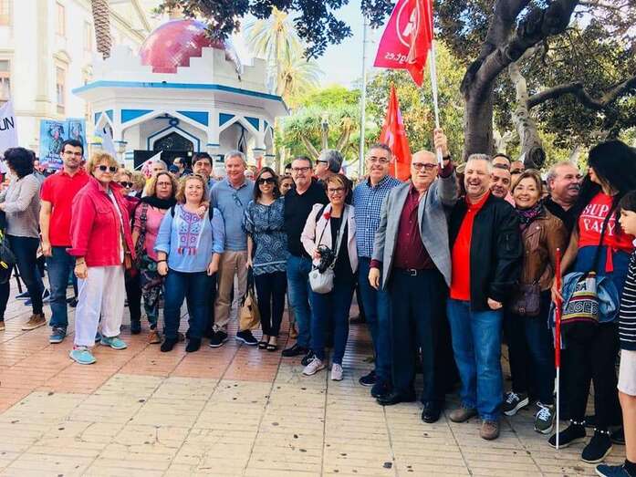Socialistas y sindicalistas en la manifestación (Foto TA)