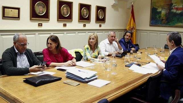 Imagen de la comisión de estudio de la reforma del sistema electoral del Parlamento de Canarias (Foto Efe/ Cristóbal García)