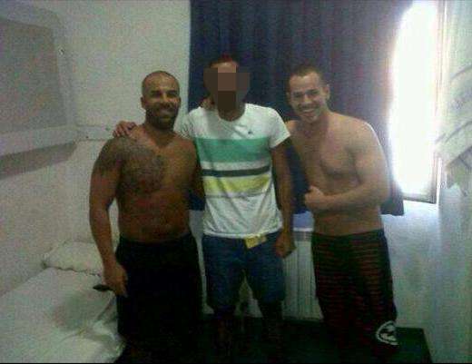 Dos de los guardias civiles, en una imagen tomada en prisión (Foto IndyMedia.org)