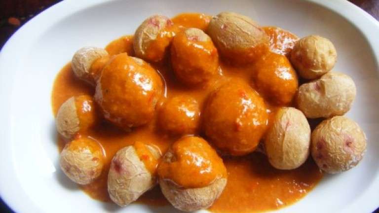 Papas arrugadas con mojo rojo, uno de los platos por excelencia de la gastronomía canaria (Foto Canarias7)
