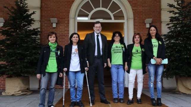 Una representación de las kellys, durante una visita reciente a La Moncloa (Foto TA)