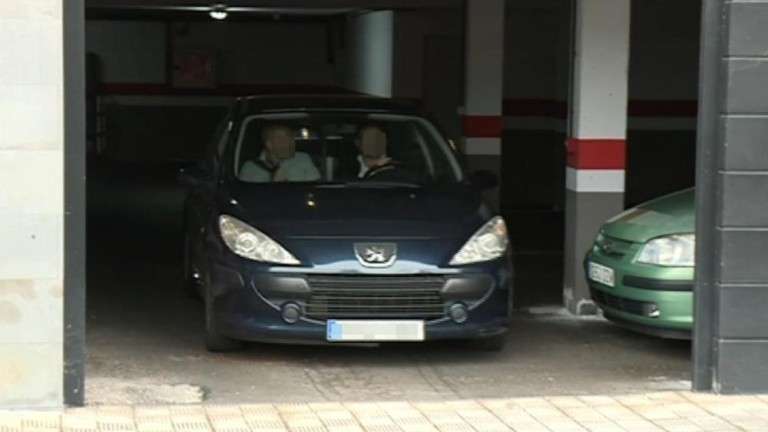 La Benemérita traslada al sospechoso desde el lugar del arresto (Foto Antena 3 Canarias)