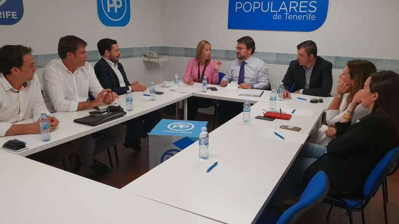 Antona, este lunes en una reunión con los presidentes insulares del PP (Foto TA)