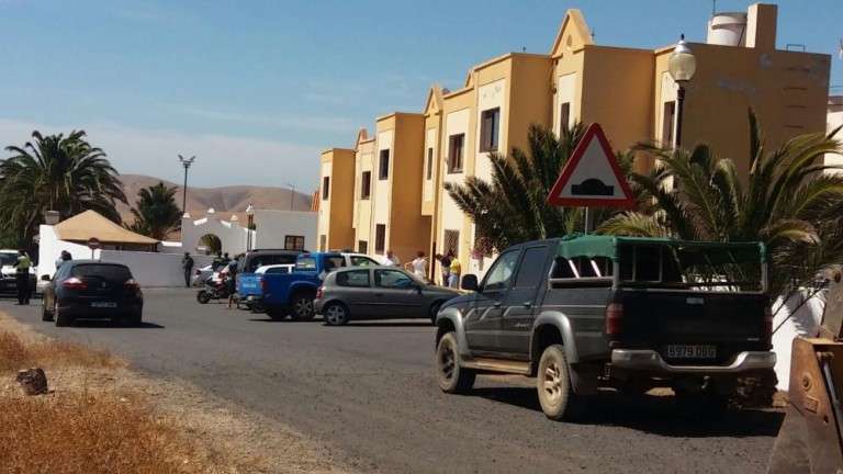 Imagen del complejo de viviendas en las que se halló el cadáver de la joven (Foto Canarias)