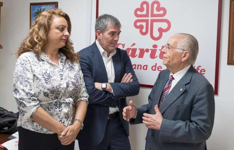 El presidente Fernando Clavijo (c) y la consejera Cristina Valido, junto a Leonardo Ruiz (Foto TA)