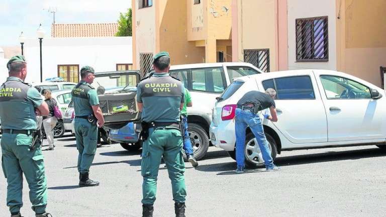 Agentes de la Guardia Civil, actuando en la zona (Foto TA)