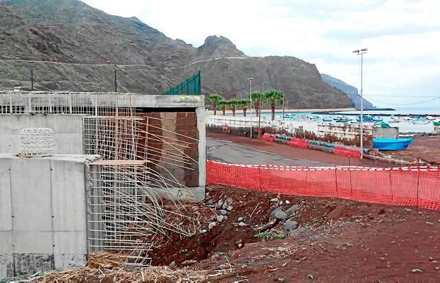 La obra del edificio comercial y de aparcamientos de la playa de Las Teresitas proyectada por Dominique Perraul (Foto Canarias7)