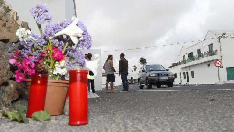 Los familiares y amigos han dejado flores en el lugar del suceso (Foto Canarias7 / Carrasco)