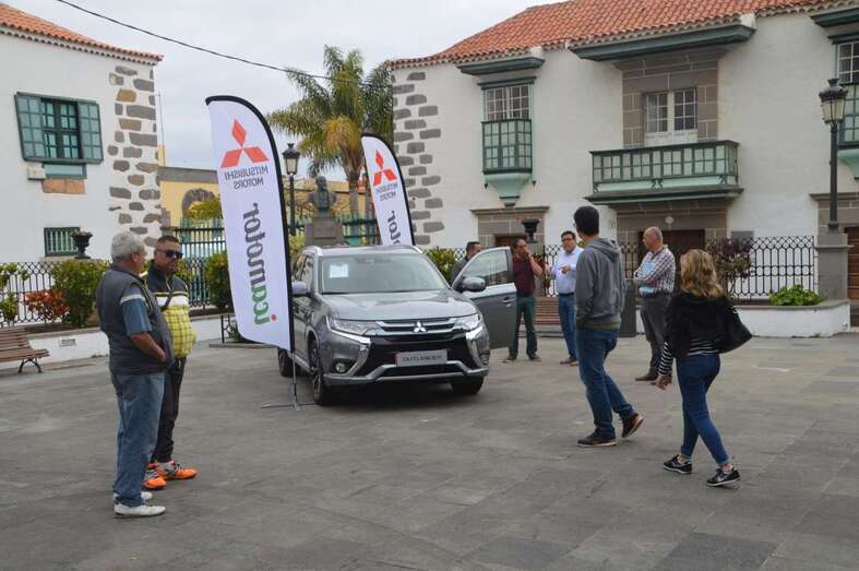 Exposición de coches eléctricos e híbridos en San Juan de Telde, semanas atrás (Foto TA)