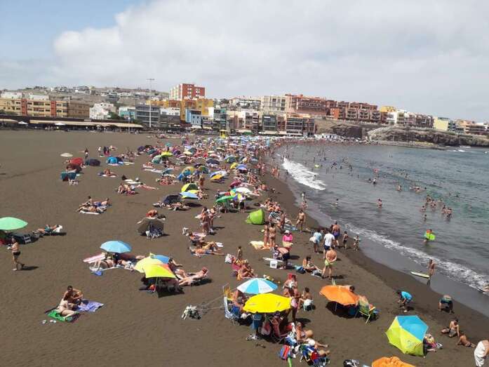 La playa de Melenara, atestada de gente en este miércoles festivo (Foto TA)