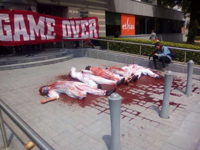 Imagen de la acción de protesta a las puertas de la sede de Boeing