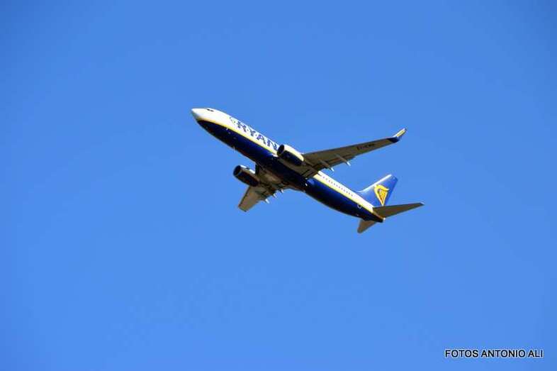 Imagen de archivo de un avión de Ryanair (Foto Antonio Alí).