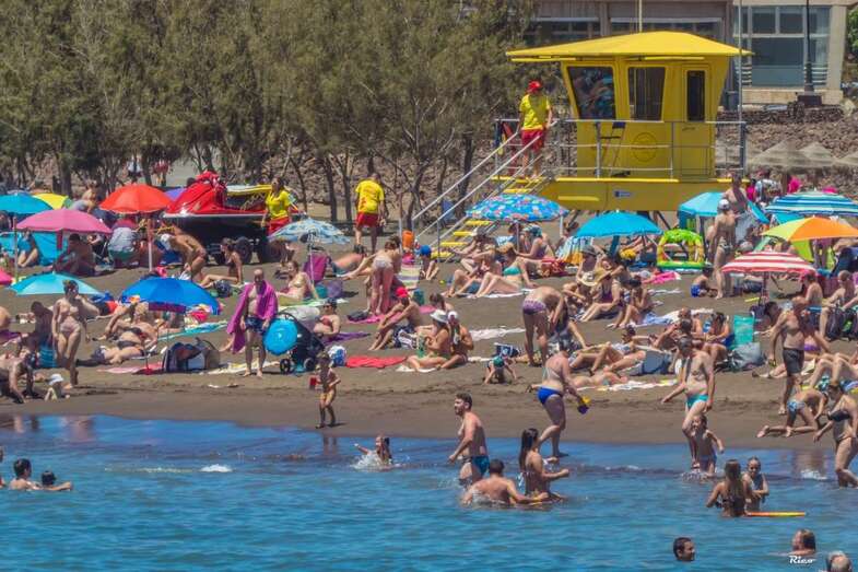 Torre de vigilancia del servicio de salvamento y socorrismo en la playa teldense de Melenara (Foto TA)