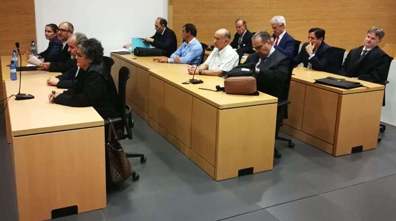 Acusados y sus abogados, ayer durante el juicio (Foto TA)