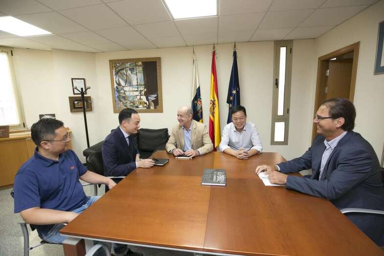 Momento del encuentro de Pedro Ortega con empresarios chinos (Foto TA)