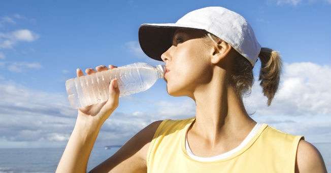 Los especialistas recomiendan tomar agua con frecuencia en los días de mucho calor (Foto Multimedia)