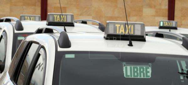 En la imagen, varios taxis de Las Palmas de Gran Canaria (Foto EFE)