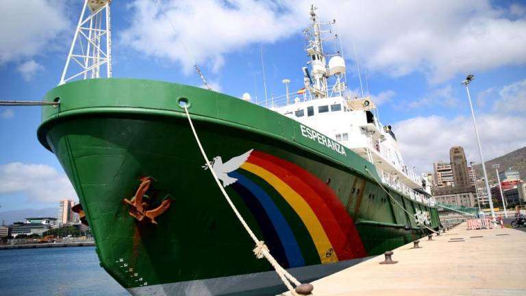El barco Esperanza de Greenpeace recala estos días en Tenerife (Foto Efe)