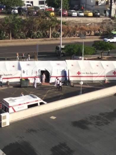 Hospital de campaña instalado en el exterior de La Candelaria, tras el incendio de anoche (Foto TA)