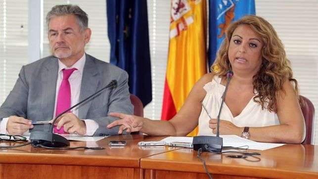 La consejera de Empleo, Políticas Sociales y Vivienda, Cristina Valido y el consejero de Hacienda y Presidencia del Cabildo de Gran Canaria, Pedro Justo Brito (Foto EFE)