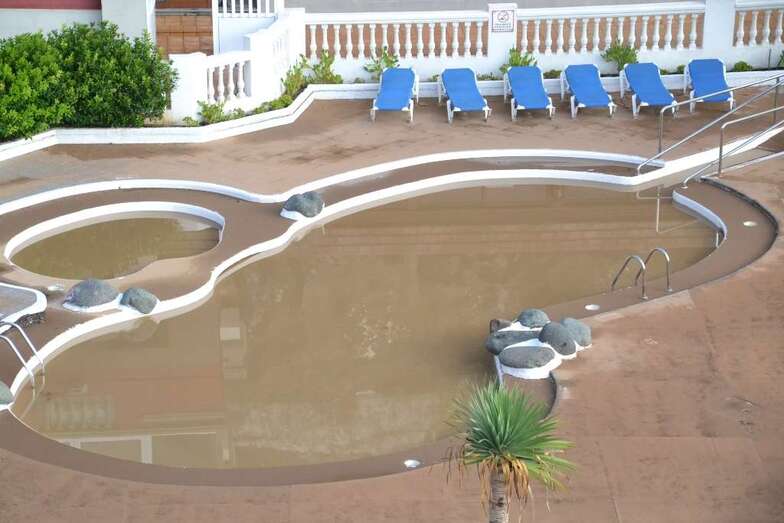 Piscina del complejo Bahía Mar anegada durante las inundaciones de octubre de 2015 en Telde (Foto TA)