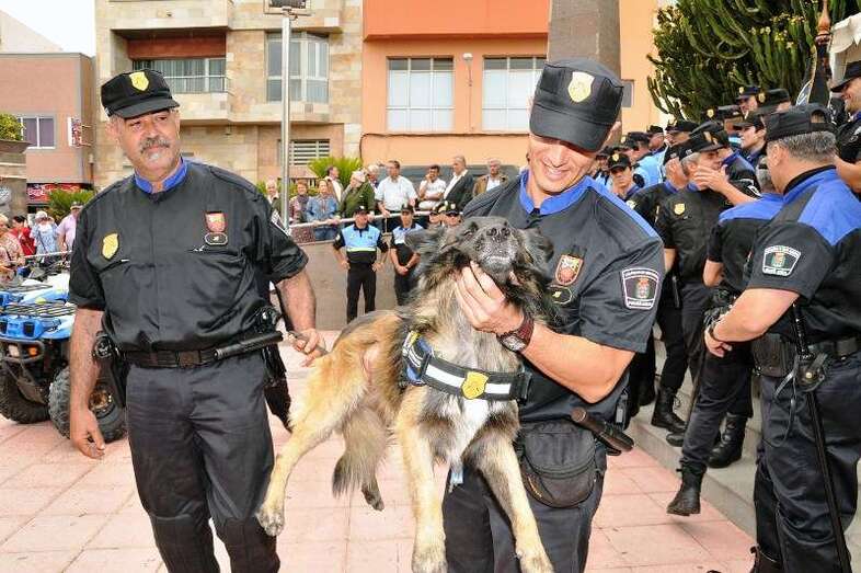 Imagen de archivo de agentes de la Policía Local con un perro adiestrado (Foto TA)