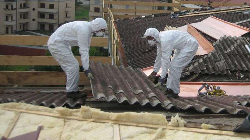 Operarios especializados retiran planchas de uralita de una vivienda (Foto Multimedia)