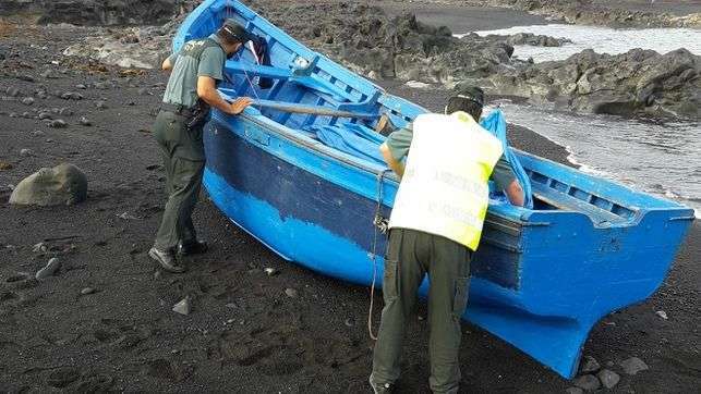 Una de los dos pateras es inspeccionada por la Guardia Civil (Foto TA)