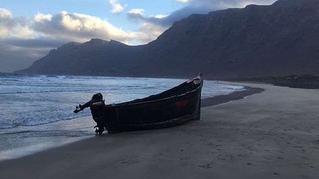 Patera en la costa de Lanzarote (Foto EFE)