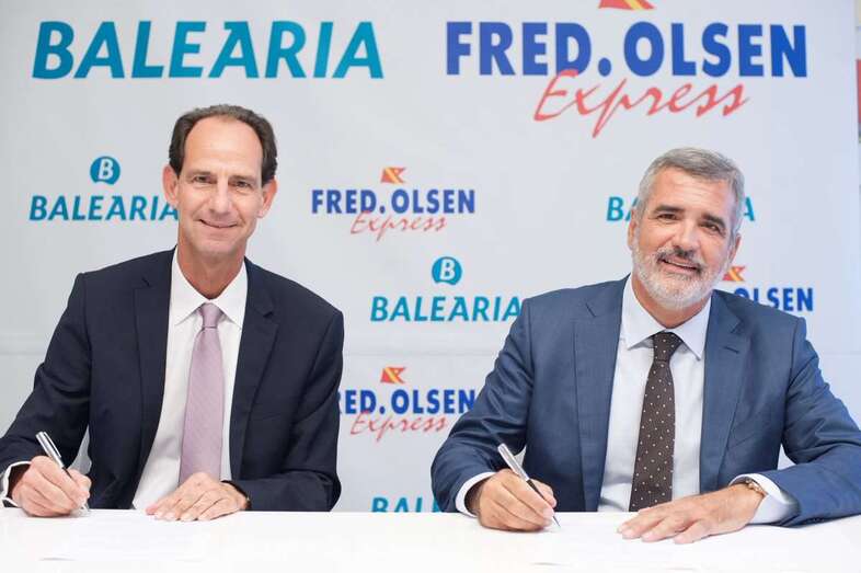 Andrés Marín y Adolfo Utor, durante la firma del acuerdo (Foto TA)