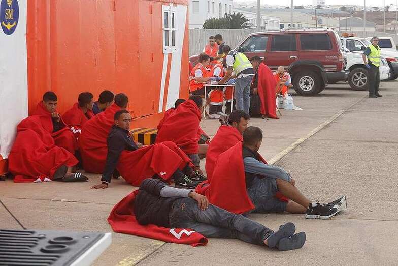 Imagen de inmigrantes atendidos por Cruz Roja (Foto Sergio Betancor)