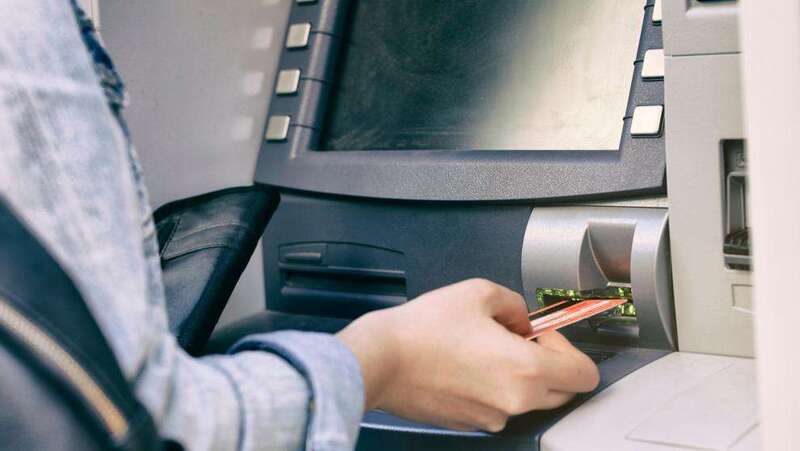 Una mujer utiliza un cajero automático (petekarici / Getty Images/iStockphoto)