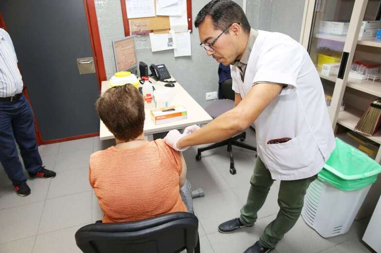 Imagen de archivo de la campaña de vacunación de la gripe (Foto TA)