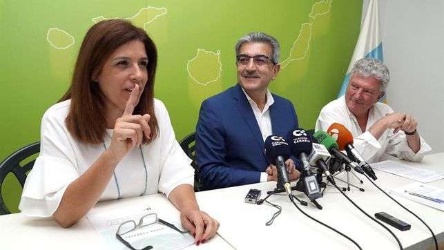 Román Rodríguez y Carmen Hernández, en una rueda de prensa, junto al parlamentario nacional Pedro Quevedo (Foto TA)