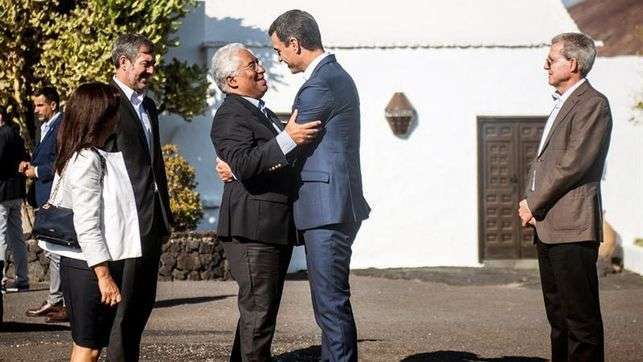 Sánchez saluda a Costa en Lanzarote (Foto EFE)