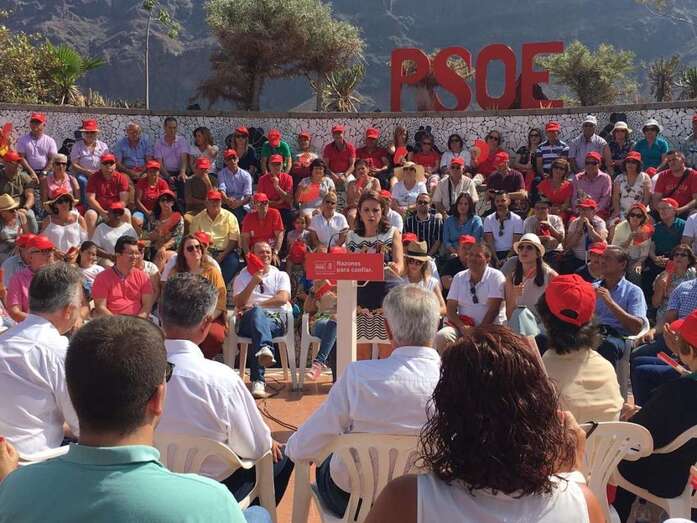 Lastra durante su intervención en la Fiesta de la Rosa celebrada este domingo en La Aldea (Foto TA)