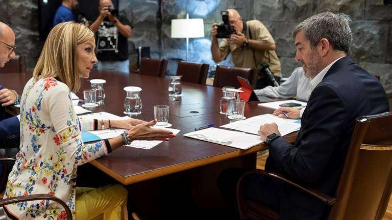 El presidente del Gobierno canario, Fernando Clavijo, con la portavoz parlamentaria del PP, Australia Navarro, este martes. (Foto EFE)